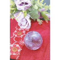 肖龍男女佩戴紫水晶令桃花運旺上加旺。