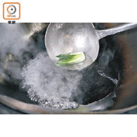 2.時蔬汆水備用（圖）。蛋白加水、鹽及胡椒粉拌勻，蒸約5分鐘。