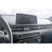 中控台頂設彩色屏幕，可顯示音響系統及行車資訊。