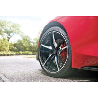 19吋鍛造合金輪圈及高性能Michelin Pilot Super Sport輪胎均屬標準配備。