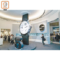 展館內展示了Lange 1腕錶的巨型裝置。