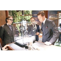 品牌大使Hugh Jackman（右）專程到展館欣賞最新腕錶系列。