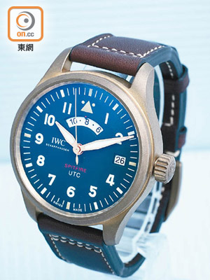 Pilot’s Watch UTC Spitfire Edition“MJ271”特別版，是品牌首度將世界協調時間功能整合到自家機芯之作，限量271枚。$74,300
