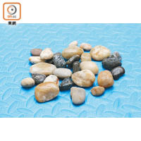 石頭、海綿、粟米粒等各有不同質感，有助刺激小朋友多元感官發展。