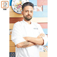 Chef Fabio Pombo來自葡萄牙南部，在里斯本Estoril Hotel學藝，曾於米芝蓮1星Restaurante Feitoria和Il Gallo d’Oro等多間著名餐廳任職，現為中環一間新派葡萄牙菜餐廳行政總廚。