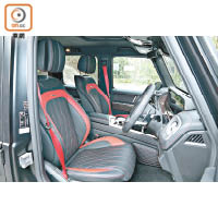 AMG桶形座椅內有發熱通風功能，同時Dynamic Seat在轉彎時，兩側的氣囊更會因應轉向支援腰間。