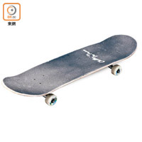 滑板與有輪子的滑浪板相似，附有腳窩，並主要以木製成。
