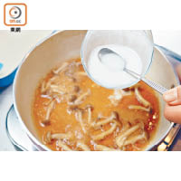 切走本菇底部，拆開後放入煲內與清水、味醂、豉油、和風出汁及生粉水拌勻烹煮。