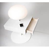 Level<br>集桌子、枱燈、小櫃於一身的多功能家具，外觀簡單，卻不乏可塑性。