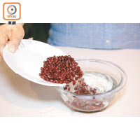 2. 紅豆用清水浸過面，放入冰格雪約6小時。