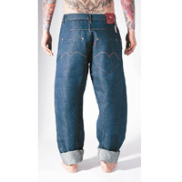與LEJ系列同期誕生的RED 1st Comfort牛仔褲，設計同樣主打3D立體剪裁。