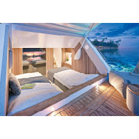 擁有X系列家族特色，船尾客房可擺放兩張單人床。