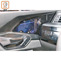 透過虛擬後視鏡，後方影像將顯示在車門邊的OLED螢幕。