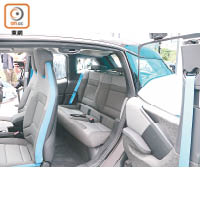 車廂空間幾闊落，安全帶顏色亦用上BMW i藍。