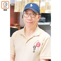 來自台灣的阿休師傅指，當地人做蚵仔煎的粉漿比例各有不同，主要做出QQ及帶點焦香的口感。