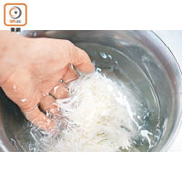 3. 用清水輕輕沖洗豆腐絲，把切碎了的豆腐隔走；放入湯羹後再用竹籤撥開。