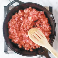 將番茄粒煮至軟身。