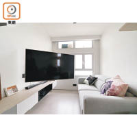 客廳：電視機可伸出兼調校角度，家人無論在客廳或飯廳均可「煲劇」。