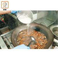 3. 把醬汁材料放入湯羹調味，並逐少放入生粉水以調濃稠度。