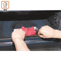 1. 「紅色海綿粉材料」攪勻，放入微波爐以中火叮40秒，再放入焗爐以低火烘乾，揉成粉末。