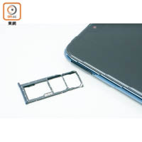ZenFone Max Pro備有三卡槽，兩張SIM卡及microSD卡可以同時擺放。