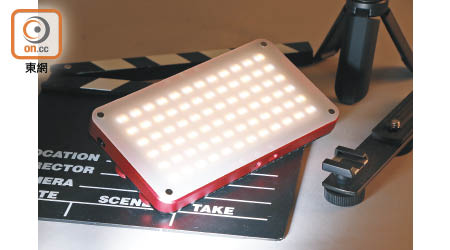 面板提供144粒LED燈，可調校2,600K~6,000K色溫，白光黃光隨時切換。售價：$1,099