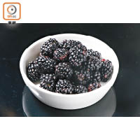黑莓（Blackberry）含大量花青素，糖分亦比一般莓果高。