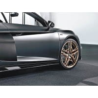 黑色車身與碳纖門側入氣口，帶來強烈的對比。