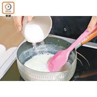 2. 放入沙糖拌勻；魚膠粉加水拌勻，倒入奶漿中攪勻。