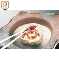 3. 把灼熟的魷魚放在豆腐上，加杞子及櫻花漬。