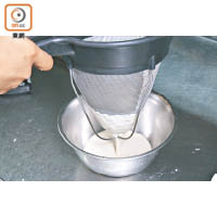 4. 將奶漿隔篩，注入小杯中至7成。隔水放入焗盤中冚上錫紙，用150℃焗45分鐘，放涼後雪凍即成。