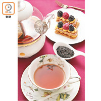 蜜桃茶散發香甜果香，味道微酸帶甜，伴以酸甜水果配襯的拿破崙，味道平衡有致。