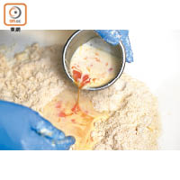 蛋和奶拌勻，在麵粉中間挖開一個窿，倒入蛋奶混合物後慢慢搓勻，太稀可以加少許麵粉搓成麵糰。