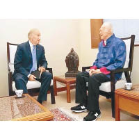 2013年，前新加坡總理李光耀（右）會見美國時任副總統Joe Biden（左），腳上所穿的正是New Balance 990v3鞋款。