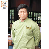 Chef Tan中學時已和家人從泰國移居香港，曾於多間人氣著名連鎖泰菜品牌任職，除擅長烹調傳統泰菜外，還愛將泰菜糅合西方風味，現為東涌一間泰越餐廳泰籍主廚。