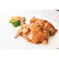 富豪脆皮炸雞<br>餐廳招牌菜，選用走地雞烹調，皮脆肉嫩。