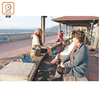 小濱足湯賣點除了是日本最長，還有可邊泡足邊欣賞壯麗的夕陽。