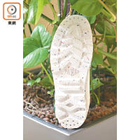有彩色潑墨細節的鞋底採用可生物分解的塑膠製作而成。