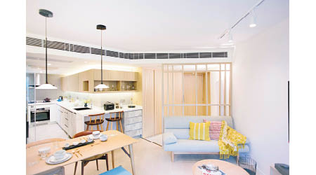 全屋加入不少木系元素，家具款式以簡約設計為主，色調柔和，加上地台下裝設了地暖系統，令整個居室變得更Warm更舒適。
