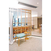 日式屏風<br>玄關與客廳以日式屏風分隔，而除了玄關位置，全屋都加建了地台。