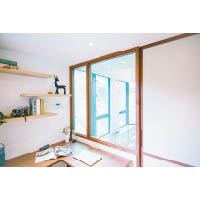 書房<br>書房屬男主人的工作間，設置了可調光的電解霧化玻璃，可避免房內的燈光打擾睡夢中的另一半。