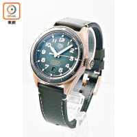 TAG Heuer Autavia採用品牌全新研發的Isograph碳纖維游絲製造，並配以青銅錶殼、綠色錶盤、黑色陶瓷錶圈和卡其色小牛皮錶帶。 $34,600