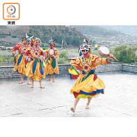 不丹面具舞舞者都頭戴木製面具，跳舞動作時快時慢，表現出神明的喜怒。