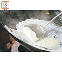 「踏雪」其實是蛋白，師傅將蛋白與上湯、生粉、鹽和糖拌勻，然後逐片逐片炒成雪片狀的滑溜蛋白，與魚肉配襯得天衣無縫。