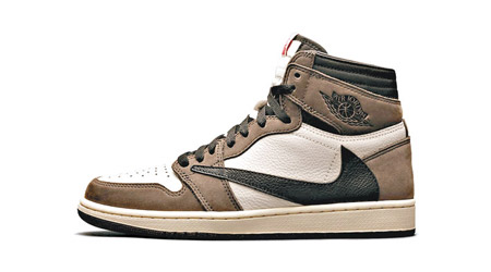 今次的聯名Air Jordan 1最特別之處，就是鞋身外側採用「反剔」（Backward Swoosh）設計。要知道，Swoosh就是等同Nike，玩到反轉招牌都肯制，證明Travis Scott影響力有幾勁。