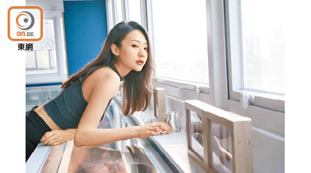 PROFILE<br>湯加文，現年28歲，香港城市大學創意媒體系畢業，曾贏得大專校花比賽冠軍，加入影圈後，拍攝了多部電影，包括《分手100次》、《藍天白雲》、《陀地驅魔人》、《29+1》、《恭喜八婆》等。