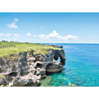 沖繩有不少特色景點，例如令人聯想到大象鼻子的萬座毛石頭。
