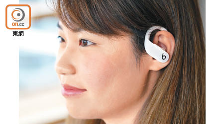 Powerbeats Pro配合不同大小的耳塞，戴上後舒適穩定，惟耳掛彈性只屬一般。<br>售價︰$1,988