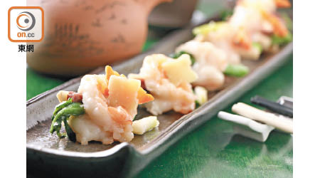 玉簪明蝦球<br>香港的海鮮料理馳名中外，這道以海蝦入饌並貴為懷舊手工粵菜，賣相典雅華麗之餘，又能夠凸顯海蝦的鮮味與爽脆口感，內外兼備，數十年來一直都大受歡迎。