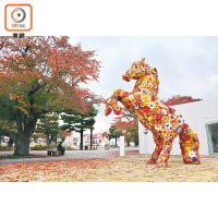 美術館正門外有由韓國Jeonghwa Choi創作的《Flower Horse》，馬形擺設的身上開滿鮮花，色彩奪目。